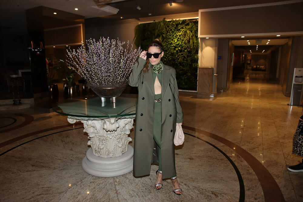 ANA NIKOLIĆ ZAPREPASTILA NAROD POSLEDNJIM FOTKAMA: Glava joj je potpuno UNIŠTENA, pomenula i GROBNO MESTO