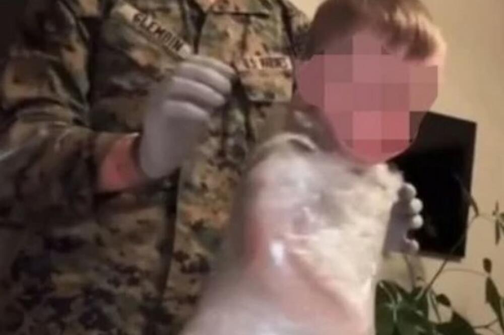 UMOTAO JE BEBU U NAJLON I SNIMAO ŠTA JOJ RADI PO KREVETU: Ovo je ZGRAŽAVAJUĆE, pogledajte SAMO (VIDEO)