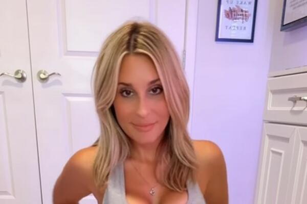 ISPLIVAO EKSPLICITAN SNIMAK MEDICINSKE SESTRE: Ljudi gledali šta radi PRED OGLEDALOM (VIDEO)