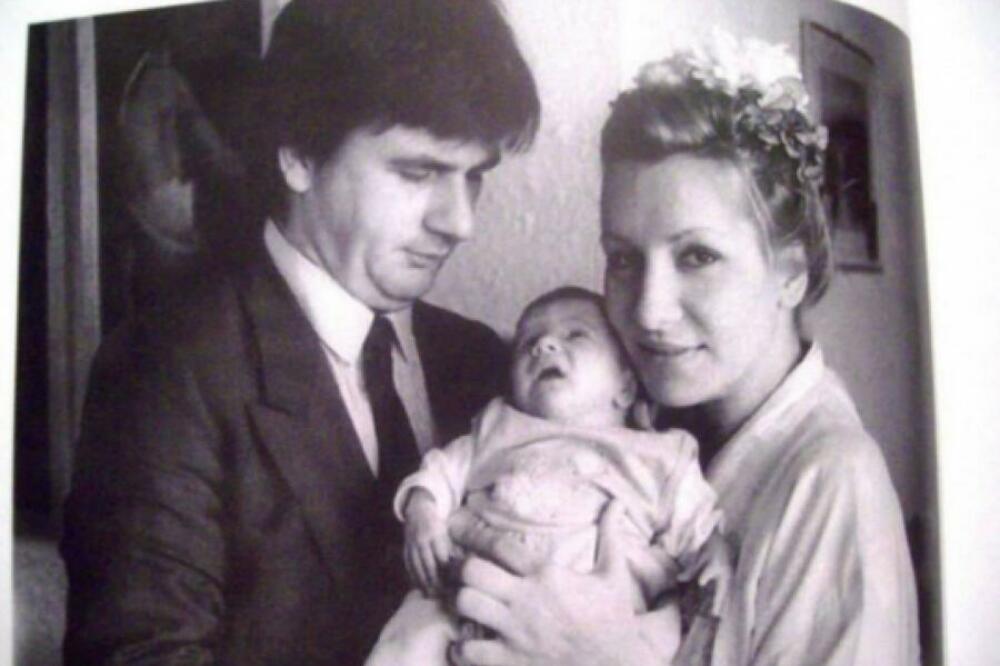 DOKTOR NAUKA I DVE PEVAČICE: Prepoznajete li ljude sa fotke? DANAS SE KUPAJU U PARAMA I USPEHU