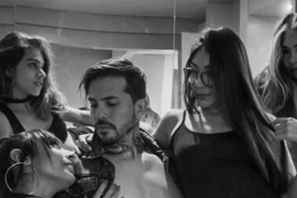 ŽIVEO SA 8 ŽENA, A ONDA SE BROJ PREPOLOVIO: Otkrio šta mu je najveća ŽELJA, a evo kako se stvari odvijaju u KREVETU