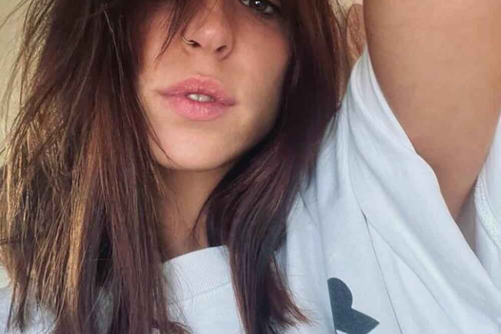 SRPSKA GLUMICA ŽIVELA NA PARKINGU ADE CIGANLIJE, NIJE IMALA NI TOALET: Zbog dečka iskusila pravi HOROR