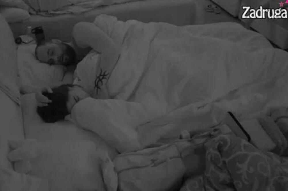 VIŠE NE STAVLJAJU NI PREKRIVAČ SKROZ PREKO SEBE: Zvezdan i Anđela PRED PUNOM SOBOM imali ODNOSE, svi ih GLEDALI