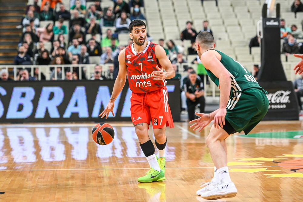 MEČ KOJI ŽELI ŠTO PRE DA ZABORAVI: Frustrirani Kampaco šutirao reklamu kada je izašao iz igre! (VIDEO)