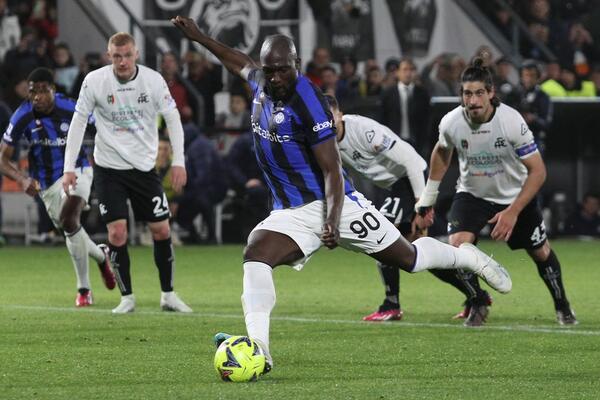 HLADAN TUŠ ZA INTER! Lautaro promašio penal, potpuno neočekivan poraz "neroazura"