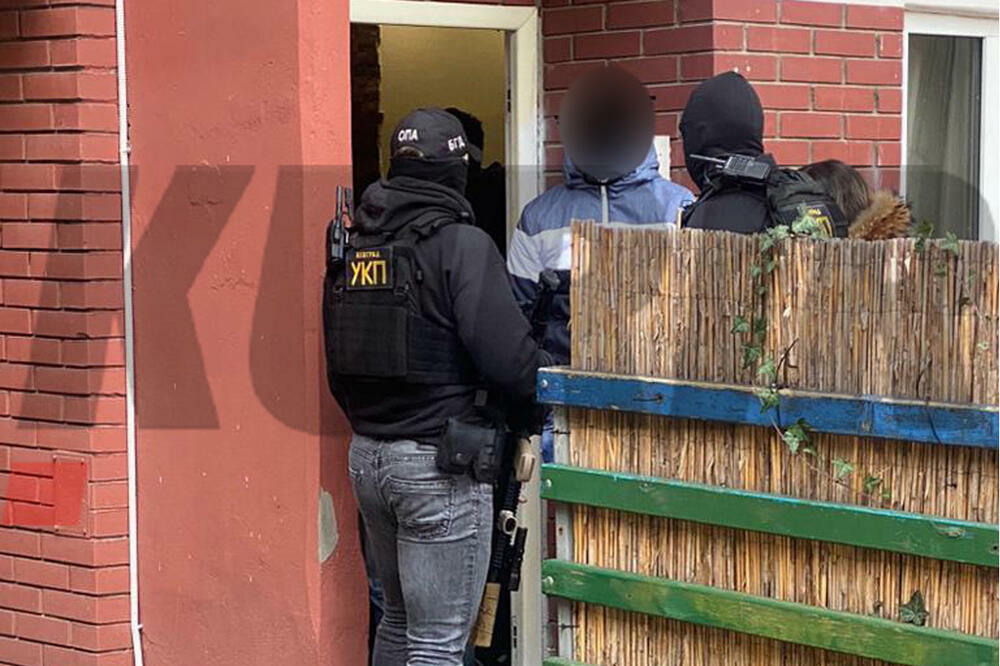 OSVANUO SNIMAK HAPŠENJA ISPRED ŠTEK STANA ZA UBISTVO ESKOBARA: Navukli kapuljače, jedan u ROZE PAPUČAMA FOTO, VIDEO