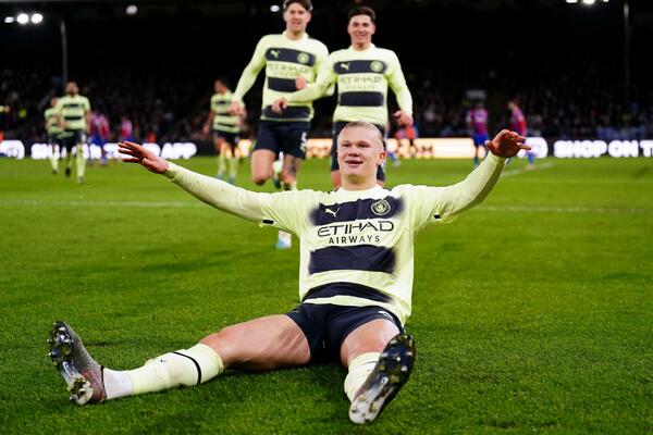 HOLAND SA PENALA SRUŠIO KRISTAL PALAS! Siti prišao Arsenalu na dva boda minusa (FOTO)