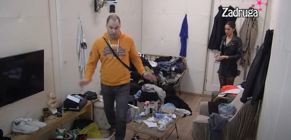 Anđela Đuričić, ljubavnica Slavnića,otkrila je da je njenom dečku stigla tužba, pa su ga izveli iz rijalitija.