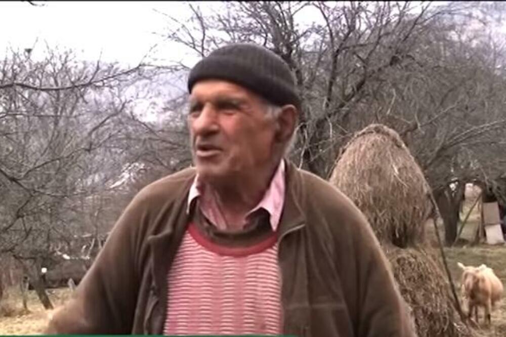 OTAC POZNATOG PEVAČA ŽIVI NA PLANINI I ČUVA KOZE: Sandžački čobanin bez 2 stvari ne izlazi napolje!(VIDEO)