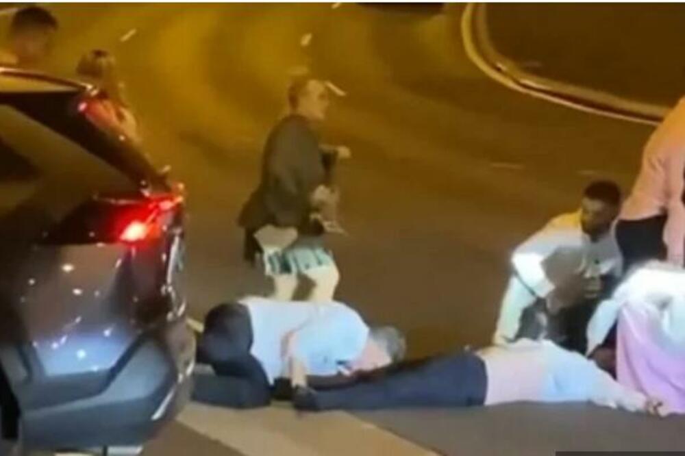 SNIMAK MASOVNE TUČE NA SVADBI ZGROZIO SVET! Sevale pesnice, jedan od svatova NOKAUTIRAN leži na zemlji (VIDEO)