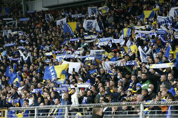 SKANDAL U TUZLI: Navijači Bosne i Hercegovine sramnim transparentom dočekali meč protiv lažnog Kosova! (FOTO)