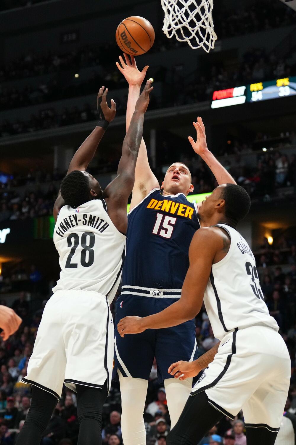 Nikola Jokić na utakmici Denvera i Bruklina