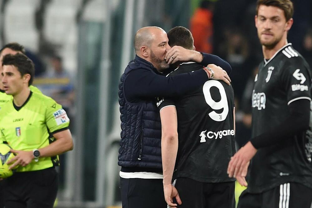 VLAHOVIĆ SE JEDVA IŠČUPAO IZ DEKIJEVOG ZAGRLJAJA: Stanković otkrio šta je dugo šaputao napadaču Juventusa! (VIDEO)