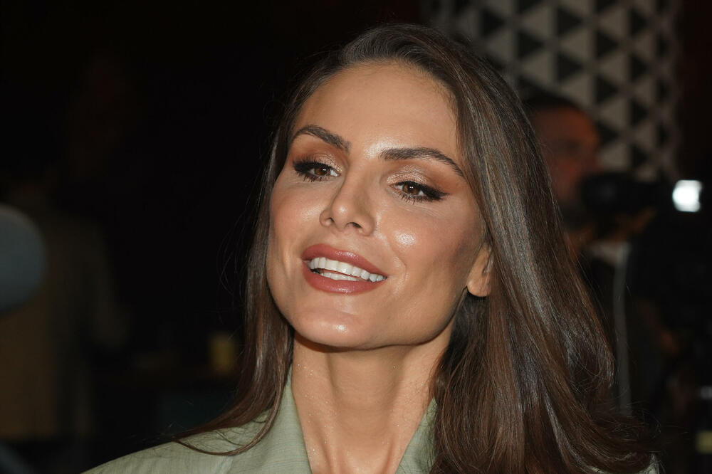 SKINULA SE NAJVATRENIJA SRPSKA VODITELJKA! Pokazala zašto je NAJJAČA MAČKA: A tek da čujete ŠTA SVE RADI