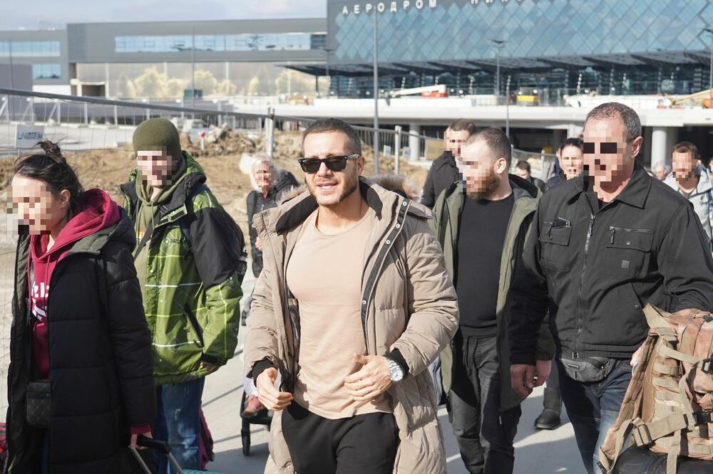 UHVAĆEN U NEPREPOZNATLJIVOM IZDANJU! Žene nisu navikle na OVO, da li znate ko je na fotografiji?