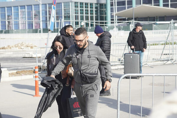 NAŠ POZNATI PEVAČ OTVORIO KLINIKU: Darko Lazić PRVI DOŠAO NA OTVARANJE, doneo i PRASE (VIDEO)