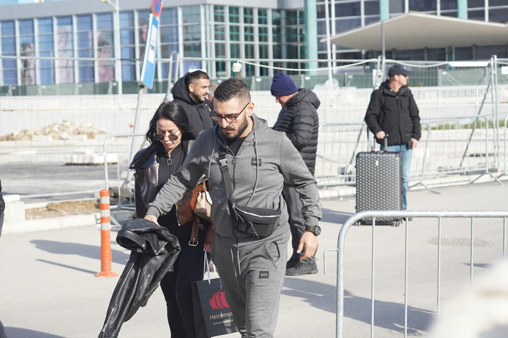 NAŠ POZNATI PEVAČ OTVORIO KLINIKU: Darko Lazić PRVI DOŠAO NA OTVARANJE, doneo i PRASE (VIDEO)