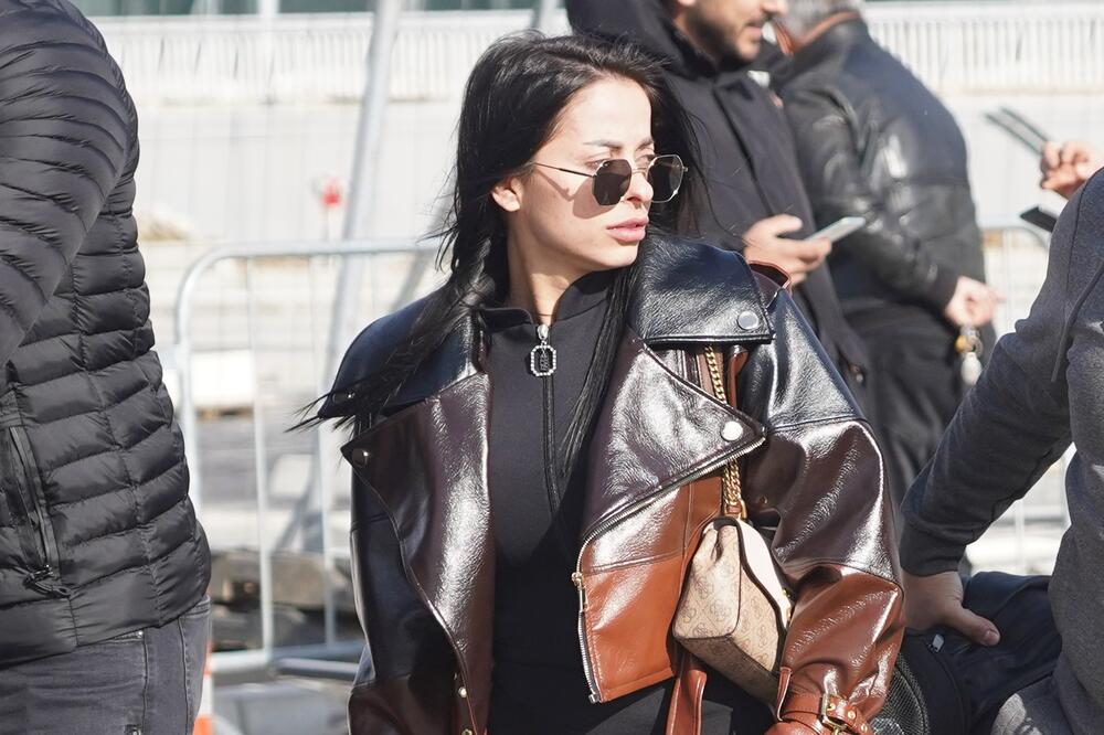 DA LI ZNATE KO JE LEPA CRNKA? U vezi sa USPEŠNIM DASOM, kažu da je njegova SENKA: Uslikana bez TRUNKE ŠMINKE