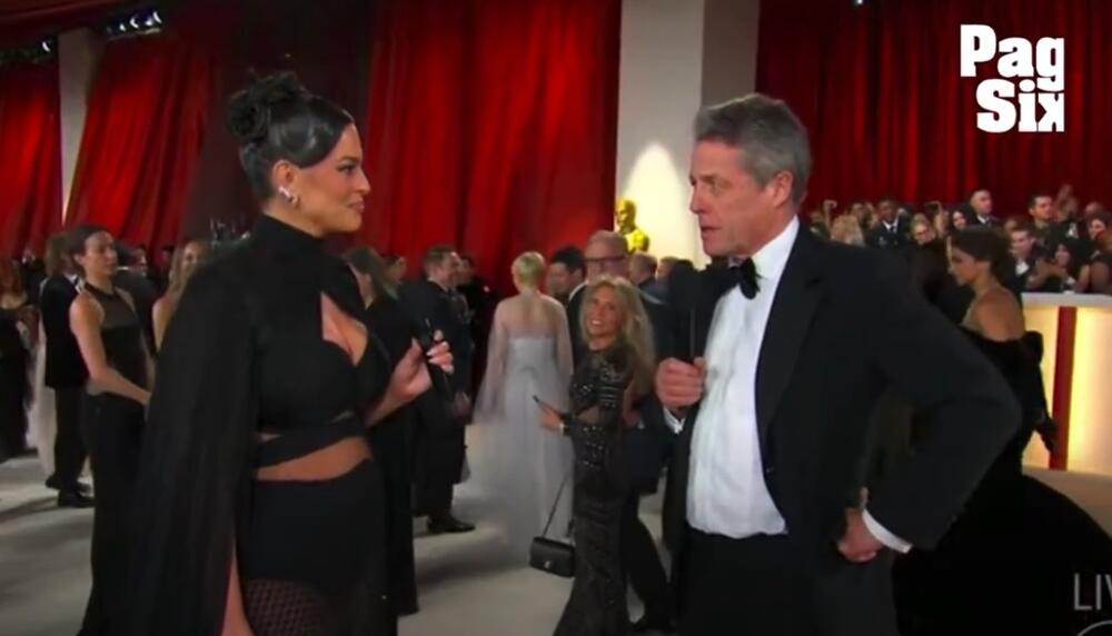 Ešli je tada pokušala da skrene pažnu s 'filmskog dela' intervjua i pita ga 'šta nosi'