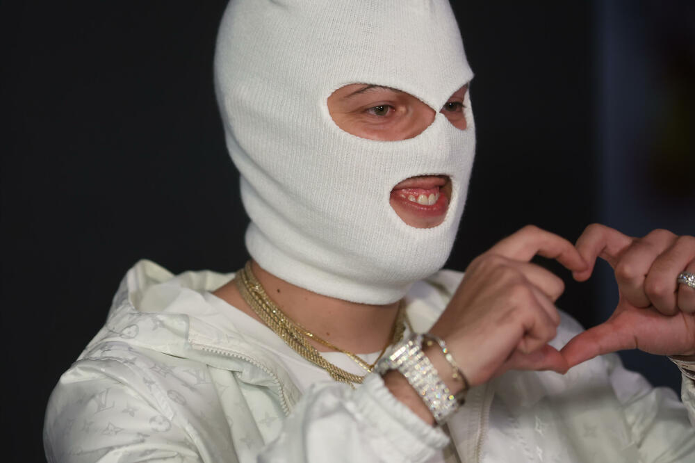 DEVOJKE, ŽENI SE DEVITO, ŽAO NAM JE! Verenicu nije VERIO PRSTENOM, pašćete sa stolice kad ČUJETE ČIME