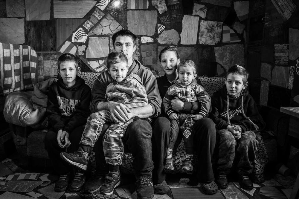 ZAKOVANA PALETA KAO DEO KREVECA, DA MALI NIŽDA NE ISPADNE: Težak život porodice Cvetković podigao je Srbiju na noge