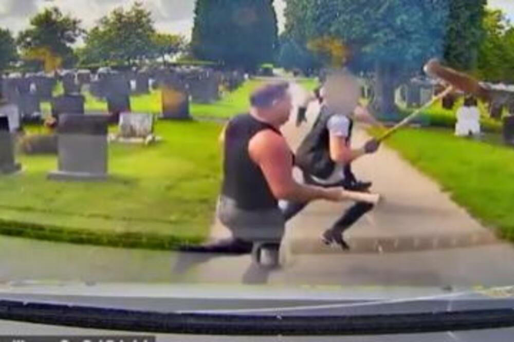 NAORUŽANI MAČETAMA, SEKIRAMA I ČEKIĆIMA SE MAKLJALI NA GROBLJU U VREME SAHRANE: Isplivao SKANDALOZAN SNIMAK (VIDEO)