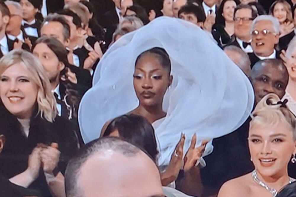 NIKO NIJE MOGAO NIŠTA DA VIDI OD NJE, GOVORILI SU DA JE KAO OBLAK: Ko je uopšte žena koja je "SMETALA" publici?