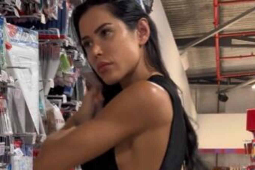 UŠETALA U PRODAVNICU POLUGOLA I OSTAVILA SVE BEZ DAHA: O izvajanom telu ATRAKTIVNE BRINETE BRUJI CEO SVET (VIDEO)