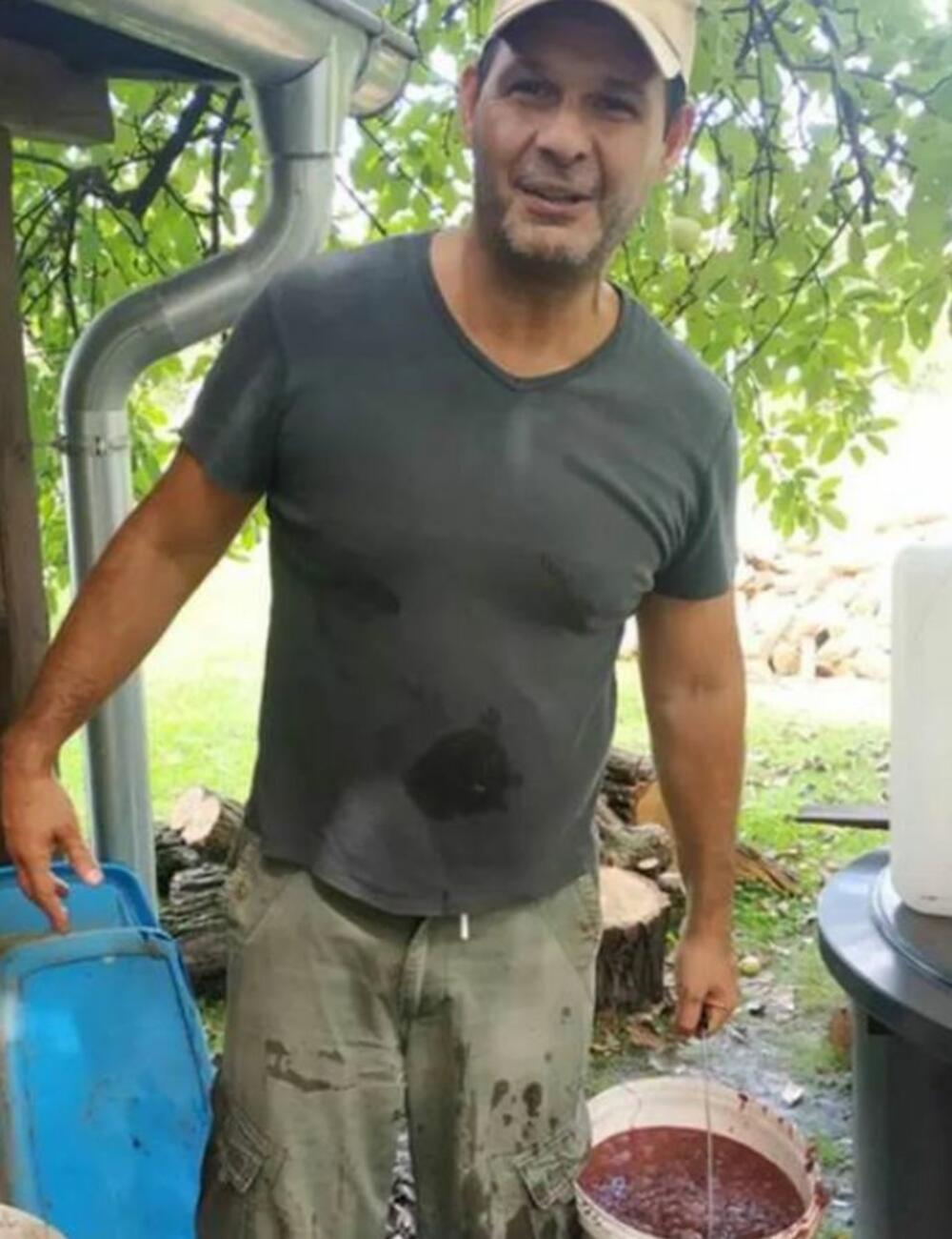 Glumac Aleksandar Srećković Kubura odlučio je da gradski život zameni seoskom idilom u mestu Ratina, nadomak Kraljeva