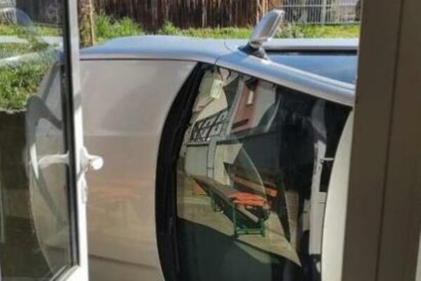 SCENA SA PARKINGA U LAZAREVCU PRKOSI ZAKONIMA FIZIKE: Kako li je SAMO USPEO?! (FOTO)