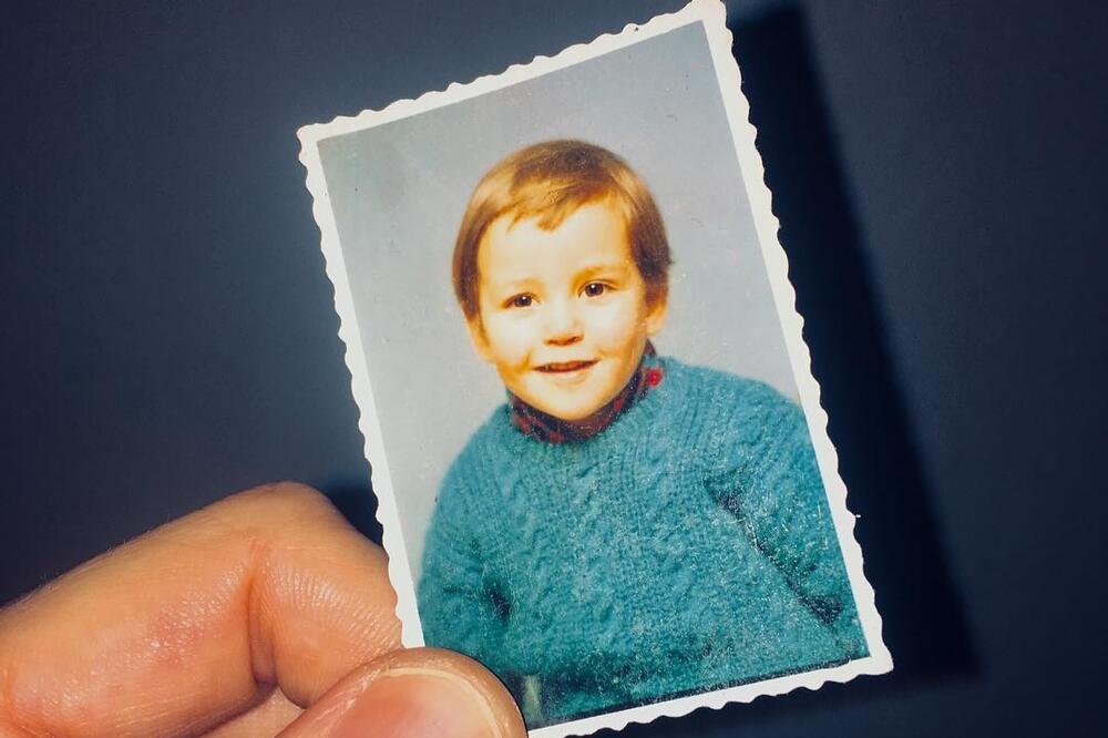 SVI GLEDAJU U FOTOGRAFIJU DEČAKA IZ OSAMDESETIH: Niko ni ne sluti KO JE na njoj (FOTO)