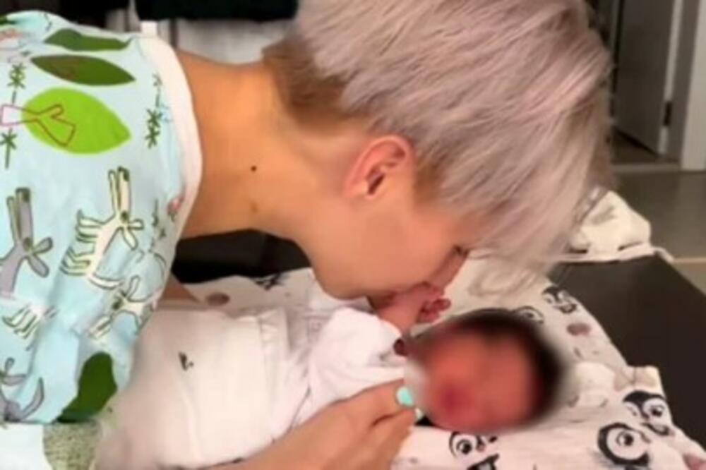 PRESLADAK VIDEO RAZNEŽIO SVE: Pogledajte kako Dejana ČEŠLJA ĆERKICU, objavila i snimak iz PRVE ŠETNJE! (FOTO)