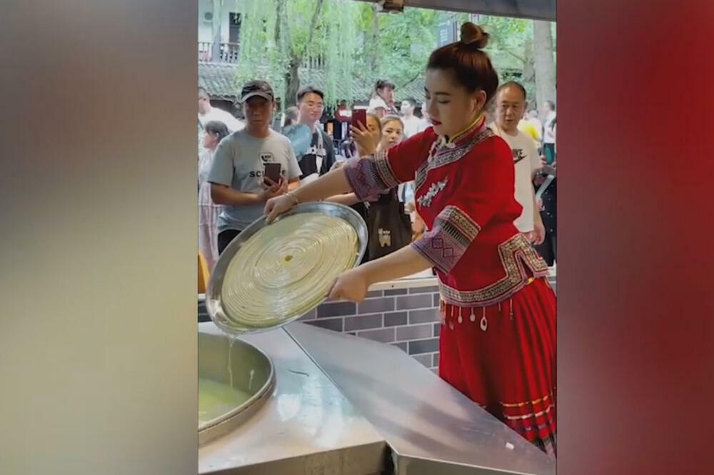 Pravljenje "rezanca dugovečnosti": Kako se pravi tradicionalna poslastiva u drevnom gradu Huanglongsi! (VIDEO)