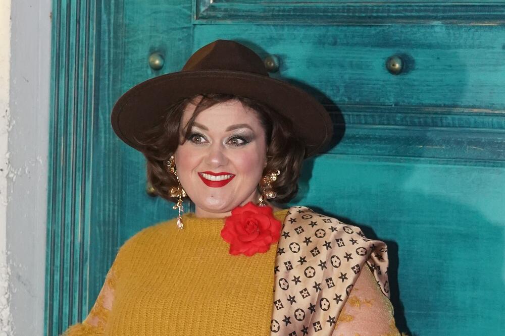 PREPOZNAJETE LI DAMU SA SLIKE? Uspela je da izgubi 80 KILOGRAMA, a nekada ste bez prestanka GOVORILI O NJOJ