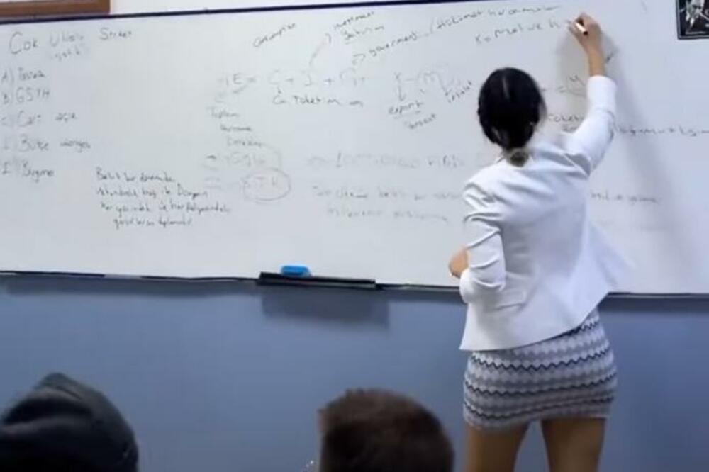 PROFESORKA IMALA AFERU SA ĐAKOM U UČIONICI: Isplivali SKANDALOZNI SNIMCI i FOTOGRAFIJE!