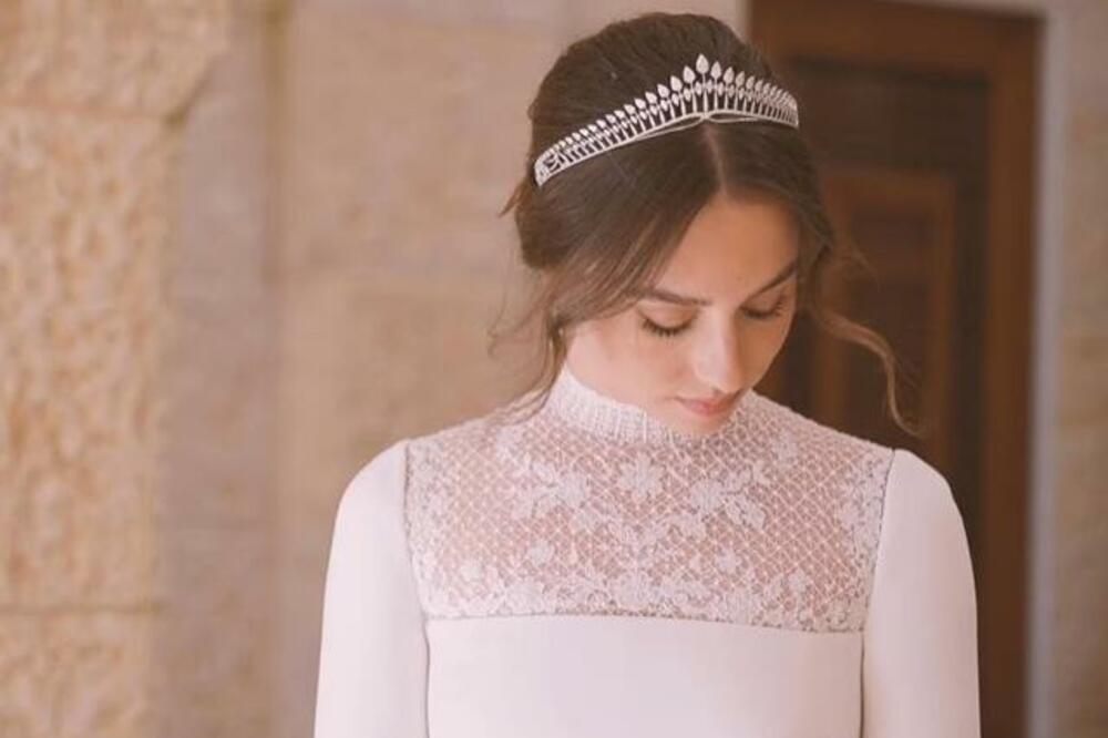 LEPOTICA NA MAMU! UDALA SE ĆERKA KRALJICE RANIJE: Na jedan DETALJ su svi OBRATILI PAŽNJU (FOTO) (VIDEO)