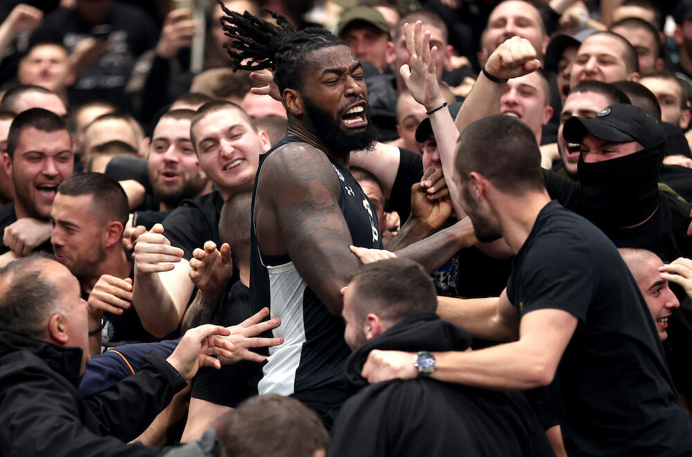 Matijas Lesor sa navijačima Partizana posle pobede nad Zvezdom