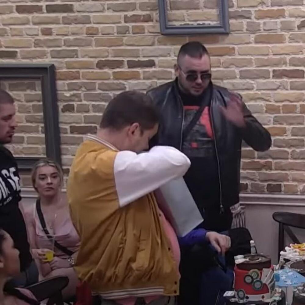 Ivan Marinković krade slatkiše koje je dobio mali Željko