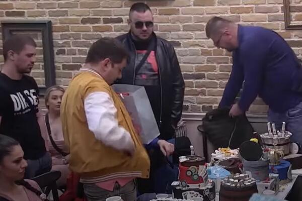 MISLIO DA GA KAMERA NE SNIMA, PA ZGROZIO NACIJU POTEZOM: Ivan Marinković KRAO hranu MALOG ŽELJKA