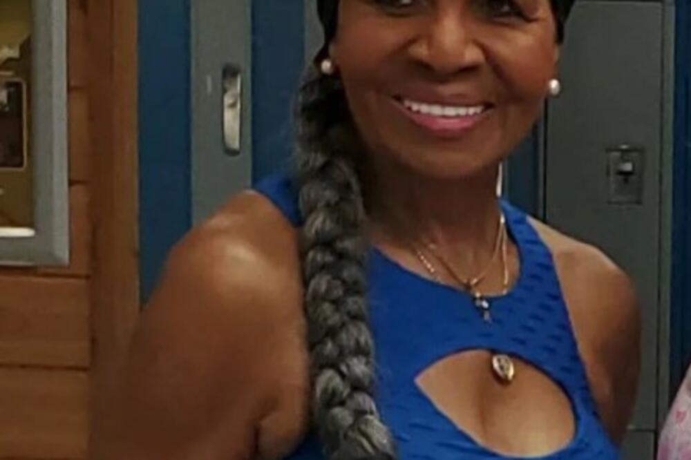 IMA 80 I KUSUR, A SVAKI DAN TRENIRA: Ovoj baki bi svaka devojka POZAVIDELA NA TELU (FOTO) (VIDEO)