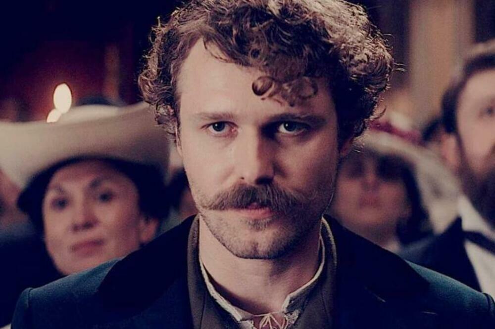 ODBILI GA ZBOG OSNOVNOG OBRAZOVANJA, A SADA GLUMI ZAVODNIKA U SERIJI: Privatno je u vezi sa opasno dobrom PLAVUŠOM