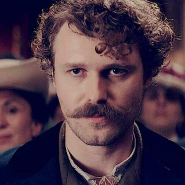 ODBILI GA ZBOG OSNOVNOG OBRAZOVANJA, A SADA GLUMI ZAVODNIKA U SERIJI: Privatno je u vezi sa opasno dobrom PLAVUŠOM