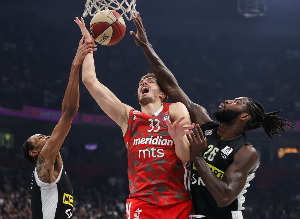 Filip Petrušev između Kevina Pantera i Matijasa Lesora