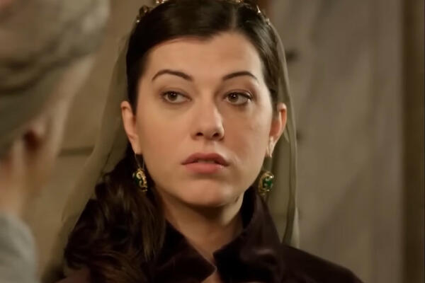 TEČNO GOVORI SRPSKI: Ova Turska glumica je poreklom JUGOSLOVENKA, danas izgleda kao MILION DOLARA (FOTO)