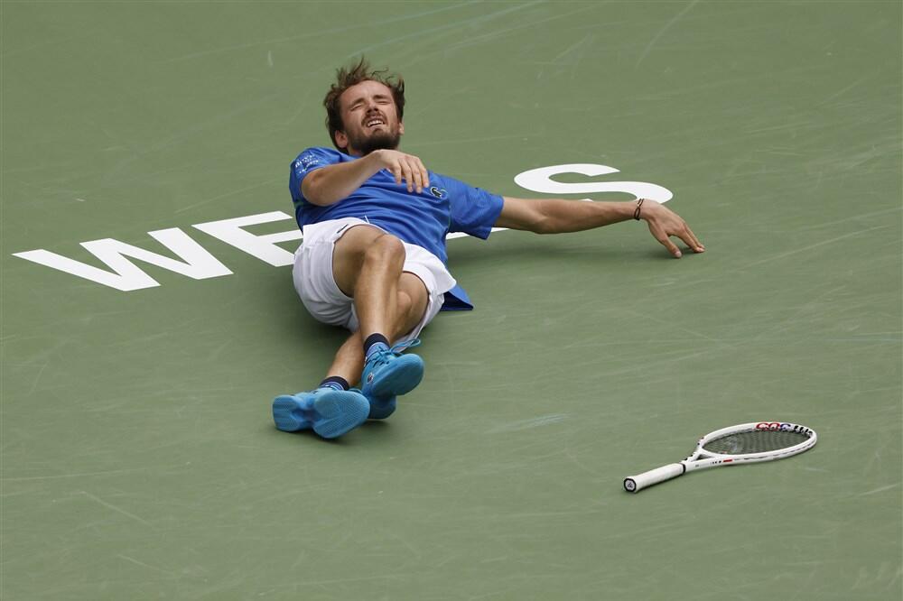 POVREDA, PREOKRET, PA NOVE PSOVKE MEDVEDEVA PROTIV ZVEREVA: Sramota je igrati na ovom JE*ENOM terenu! (VIDEO)