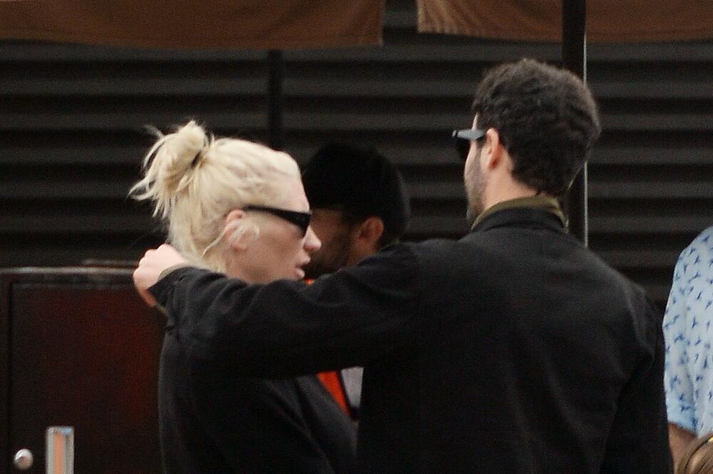 PEVAČICA UHVAĆENA SA MUŠKARCEM KOJI JE VEOMA USPEŠAN: Ljube se nasred ULICE, a onda su shvatili da su SLIKANI