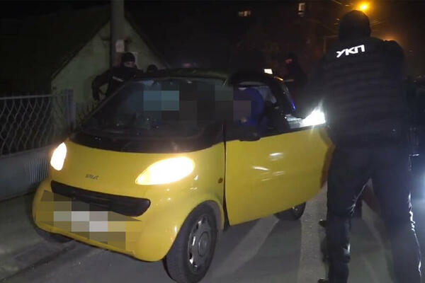 OVAKO JE PALA TINEJDŽERKA SA 8,5 KILOGRAMA DROGE! Sa saučesnikom uhvaćena u žutom Smartu! (VIDEO)