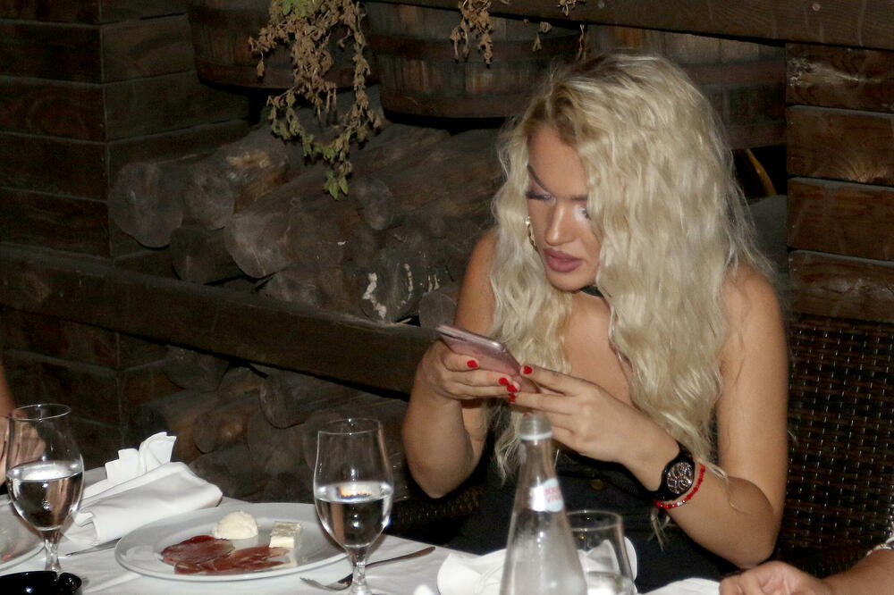 NAŠA PEVAČICA MORALA DA OTKAŽE NASTUP: Zdravstveno stanje joj je NE IDE nabolje, ovo su DETALJI