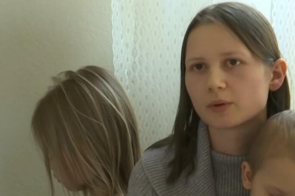 MARIJA IZ BOGUTOVCA IMA 25 GODINA I ŠESTORO DECE: Živi u kući sa četiri generacije, a evo KO SE PITA ZA SVE! (FOTO)