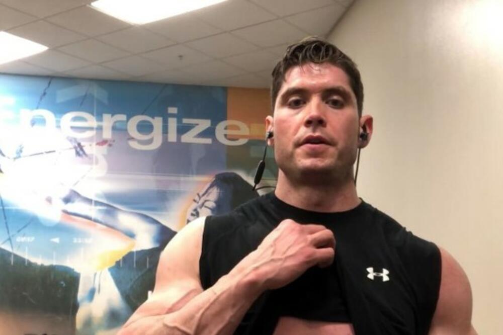 BIVŠI POLICAJAC TOMO IZGLEDA KAO APOLON, A REŠAVA MUŠKARCIMA PROBLEME: Kad ZAKAŽU U KREVETU obrate se NJEMU (FOTO)